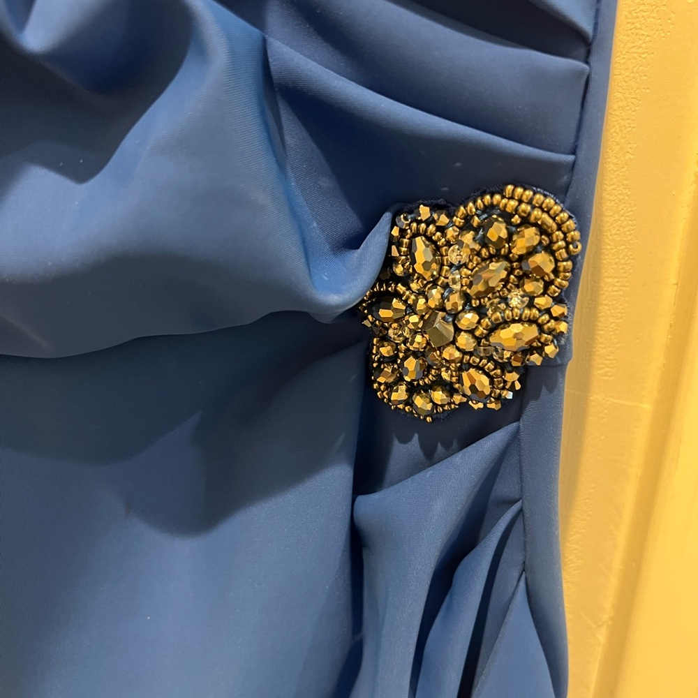 Elegant Blue Sleeveless Dress - Picture 3 of 5